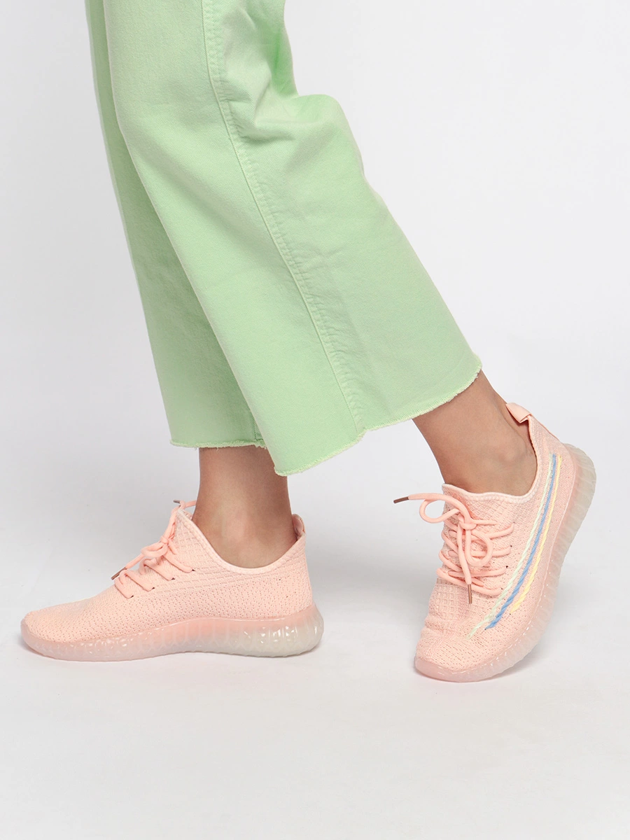 Розовые кроссовки из текстиля